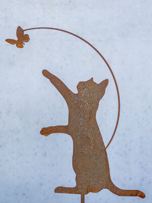 Katze Gretel mit Schmetterling fliegend