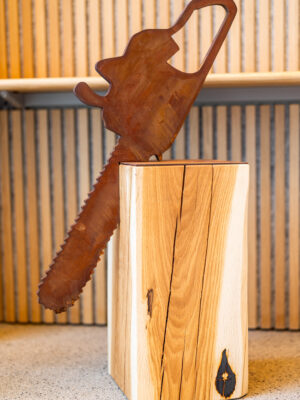 Kettensäge auf Eichenholzsockel